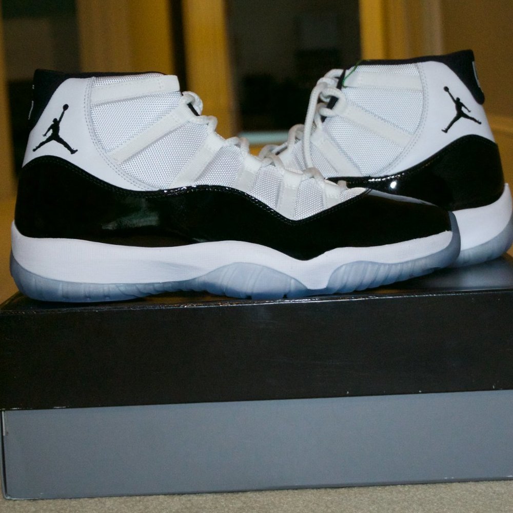 Air Jordan 11 Retro Mens Size 12 White / Black